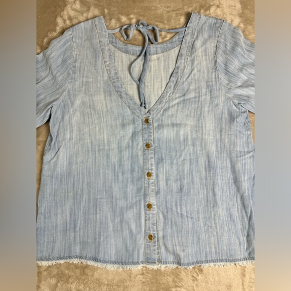 Anthropologie Cloth & Stone Chambray Top Size Large Button-Back Bell Sleeve - Picture 4 of 13